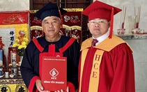 Con mất vì tai nạn, ba mặc lễ phục tốt nghiệp nhận bằng thay