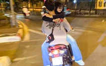 Nam sinh lái xe máy chở bạn gái đi chơi trong tư thế 'quay ngược' bị cảnh sát mời làm việc