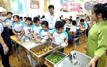 Từ vụ 11 học sinh ăn 2 gói mì chan cơm: Giám sát bữa ăn bán trú ra sao?