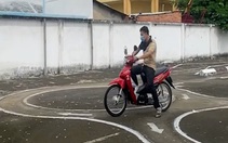 Thanh niên đi xe máy lượn vòng số 8 liên tục chống chân, chạm vạch