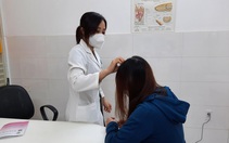 Vì sao tóc rụng nhiều? Có nên nhổ tóc bạc?