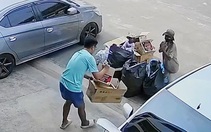 Hai mẹ con nghèo rối rít cảm ơn khi được cho ve chai