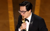 Oscar 2023: Quan Kế Huy nghẹn ngào nhận giải Nam diễn viên phụ xuất sắc nhất