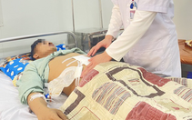 Tự rút thanh gỗ nhọn đâm thấu bụng, nam thanh niên nguy kịch