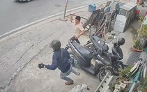 Tên trộm xe máy bị chủ nhà cầm tuýp sắt rượt chạy trối chết