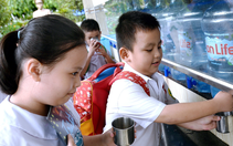 Trời nắng nóng, nên uống nước mỗi ngày bao nhiêu?