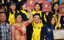 Mẹ ung thư cố chờ con tốt nghiệp: 'Nếu giờ lỡ như ông trời kêu phải chết, tui cũng phần nào yên tâm'