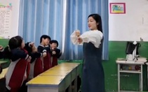 Cô giáo cùng trò múa theo nhạc siêu dễ thương