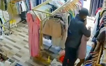 Tên cướp dùng dao khống chế chủ tiệm quần áo cướp vòng vàng
