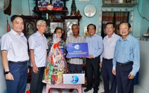 Chương trình “Cùng ngư dân thắp sáng đèn trên biển” trao quà tại huyện Cần Giờ