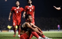 Đổ máu vì va chạm, cầu thủ U22 Indonesia phải băng môi lên nhận HCV