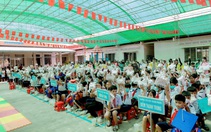 CapitaLand Development hỗ trợ dụng cụ học tập cho 1.400 học sinh