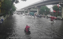 Mưa to sau nhiều ngày oi nóng, phố Hà Nội ngập úng