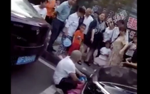 Đem hết tiền tiết kiệm cho người lạ vì 'buồn quá'