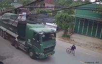 Chàng trai sang đường ẩu liên tục cúi gập người xin lỗi tài xế