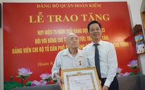 Nhà báo Thái Duy nhận huy hiệu 75 năm tuổi Đảng