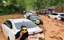 Hàng chục ô tô bị mắc kẹt vì đất đá vùi lấp bánh xe, huyện Sóc Sơn nói gì?