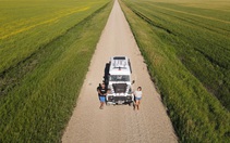 Cặp đôi đi vòng quanh thế giới bằng Land Rover