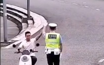 Thanh niên chạy xe máy đánh võng, đập tay chào cảnh sát giao thông khi bị tuýt còi