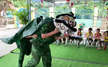 Trẻ biên giới thích thú đội múa lân 'đặc biệt', đuôi lân từ tấm áo mưa cũ của chiến sĩ biên phòng