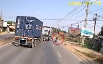 Thanh niên lao xe máy vào vỉa hè vì tài xế container rẽ ẩu