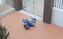 Bé trai giả vờ ngã xe đạp để được chị bế