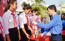 Trung ương Đoàn trồng cây, tặng quà Tết vùng biên Hồng Ngự