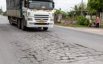 Tỉnh lộ tan nát vì oằn mình cõng xe lên cao tốc