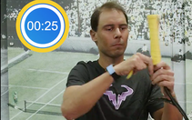 Rafael Nadal trổ tài quấn cán vợt cực đỉnh