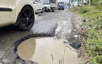 Xe tải, xe khách rủ nhau né trạm thu phí, đường dân sinh nát tan