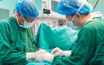 Kẹt tay vào cửa, bé gái nhập viện với búp ngón tay bị đứt lìa