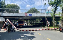 Xe tải tông sập khung giới hạn gầm cầu Hoàng Hoa Thám, quận 1
