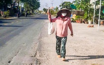Bán vé số dạo xoay xở thoát ế bằng cách bán trả chậm, bán theo sở thích người mua