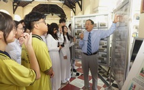 Trường triển lãm tem về Chủ tịch Hồ Chí Minh, học sinh giao lưu với tác giả bộ tem