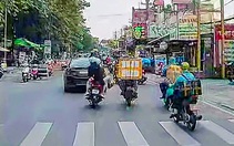 Xử phạt người đạp ngã xe chở hàng ở Bình Tân