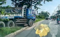 Xe ben ngang nhiên cán qua dải phân cách cứng chuyển làn trên đường Nguyễn Văn Linh