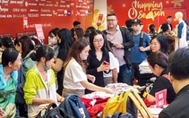 Khuyến mãi đến 80%, người dân TP.HCM kéo đi 'săn' nước hoa, giày dép... hàng hiệu ngay sau khai mạc