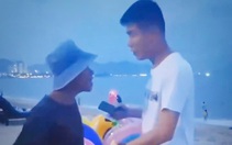 Du khách đi dạo ở bãi biển Nha Trang phản ánh nhóm người đòi thu phí 200.000 đồng