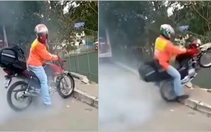 Dân chơi quê một cục khi vít ga test lốp xe máy
