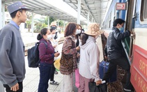 Hối hả lên tàu vào Nam sau những ngày ăn Tết ở quê nhà