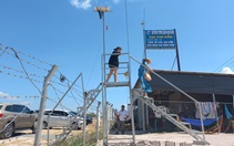 Cầu thang vượt rào qua trạm dừng nghỉ bất đắc dĩ trên cao tốc Vĩnh Hảo - Phan Thiết