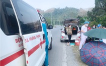 Chồng đỡ đẻ cho vợ sinh 'mẹ tròn con vuông' ngay bên vệ đường