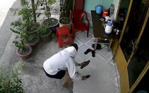 Hai thanh niên đi xe máy trộm dép bị chủ nhà rượt chạy trối chết