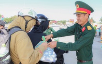 Về quê ăn Tết, hết hồn thấy công an gọi vào, ngờ đâu được tặng quà