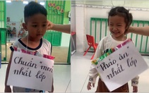 Cô giáo mầm non trao giải cuối năm cho các trò