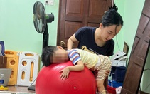 Những 'chiến binh' thầm lặng nuôi con mắc bệnh hiếm