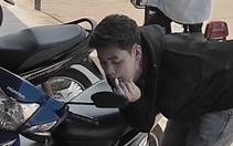 Chàng trai mượn gương xe máy người lạ để trang điểm