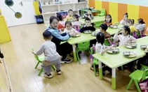 Cô giáo hạnh phúc vì được học trò nhỏ lấy ghế mời ngồi
