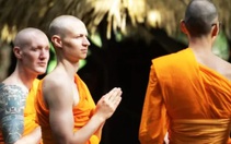 Cầu thủ Thụy Điển bỏ bóng đá đến Thái Lan làm nhà sư