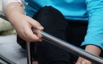 Uống phải dầu hỏa, trẻ 20 tháng tuổi suy hô hấp: Cách sơ cứu khi ngộ độc hóa chất